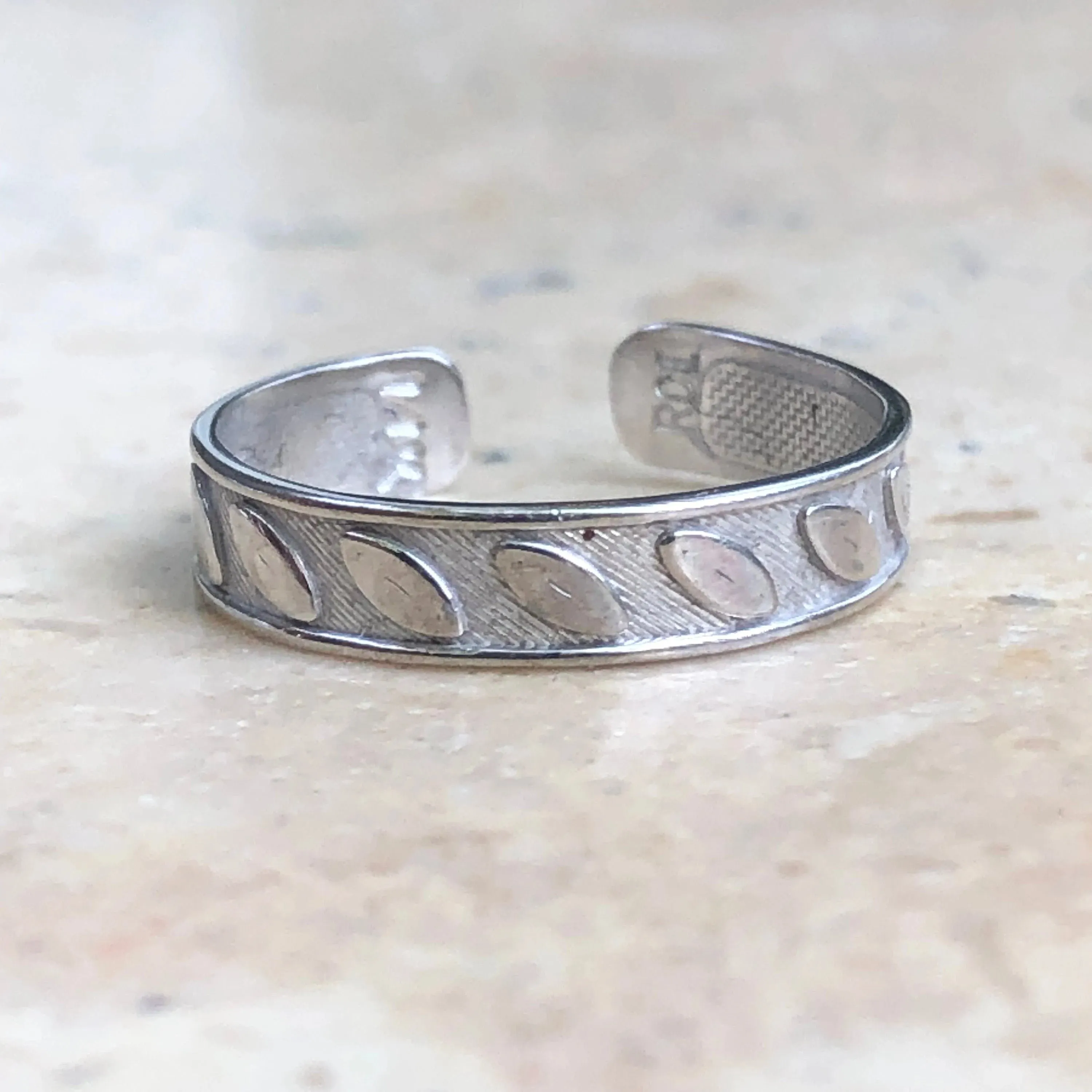 14KT White Gold Leaf Patterned Band Toe Ring