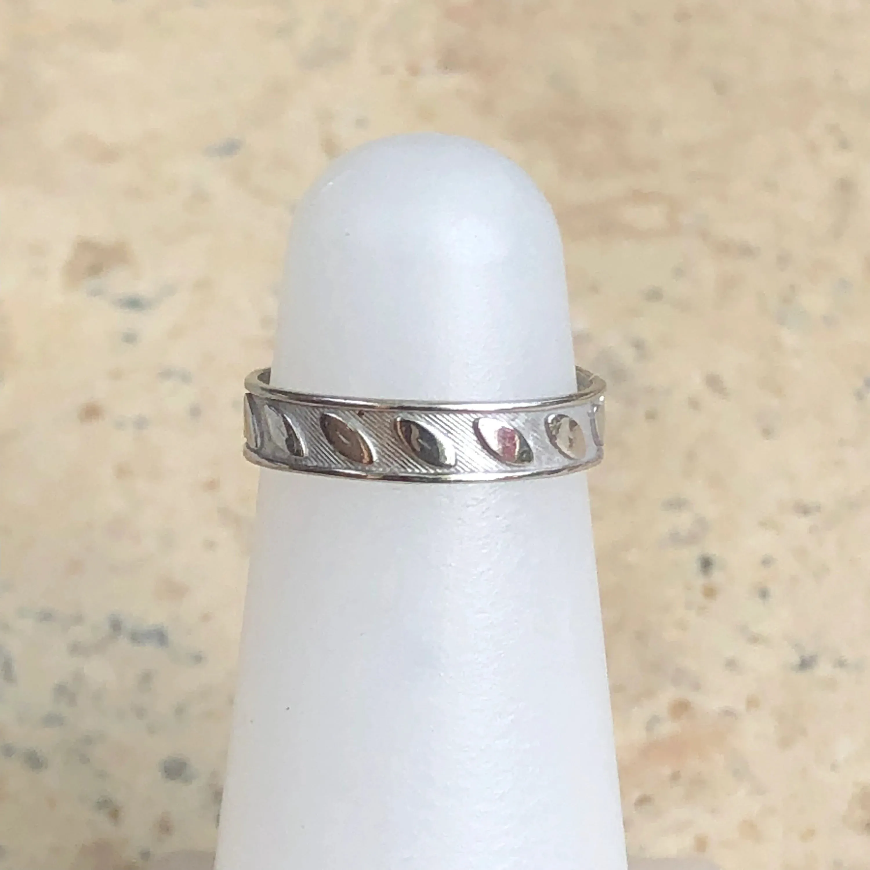 14KT White Gold Leaf Patterned Band Toe Ring