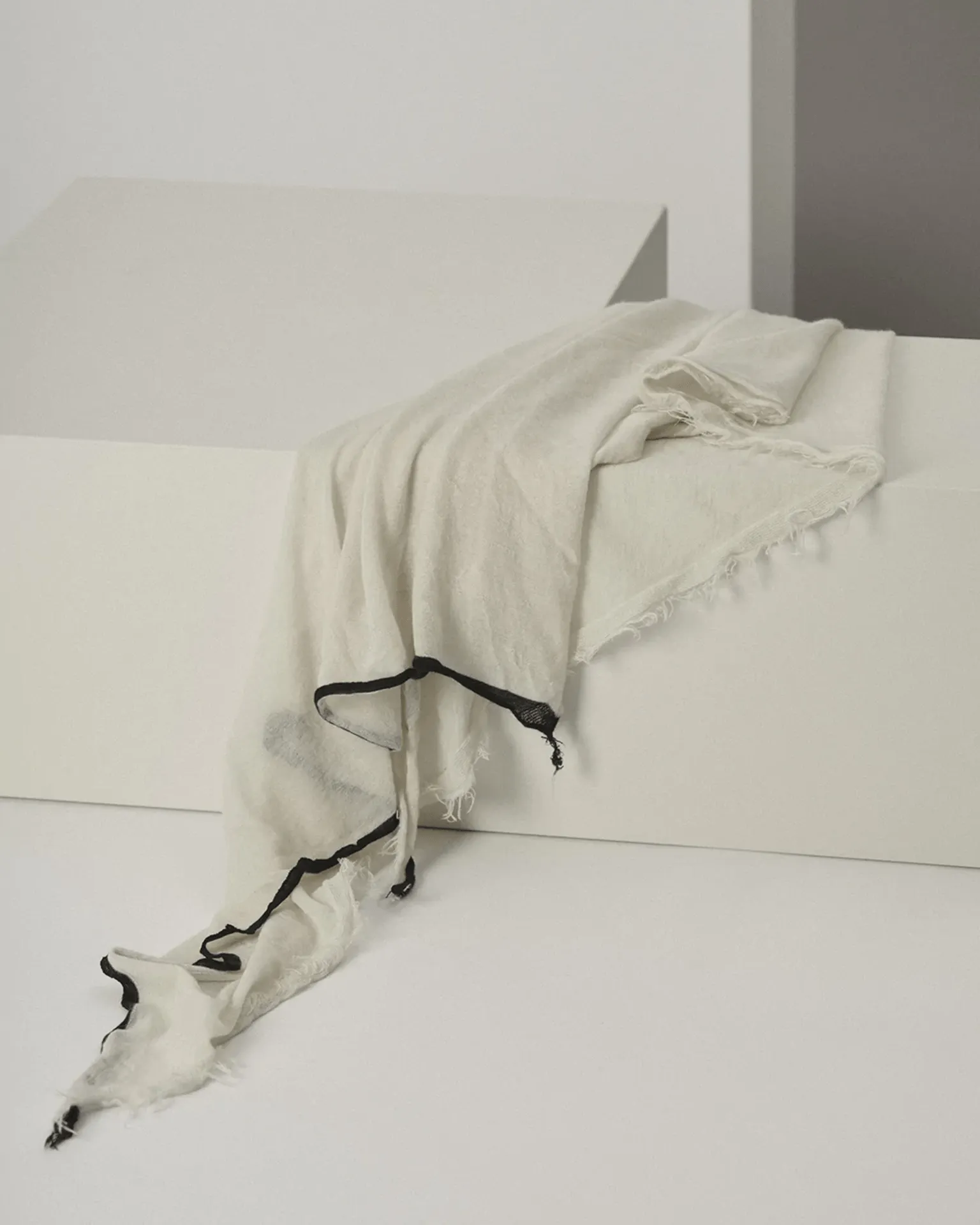 Rosa Cashmere Scarf in Milk X Black
